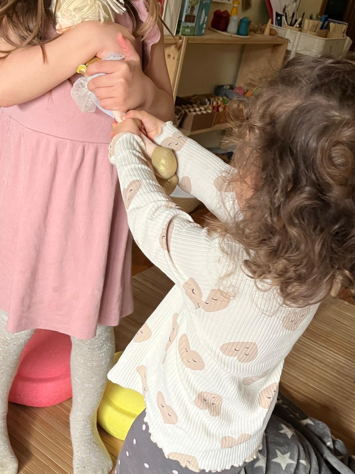 Infant intentant treure nina